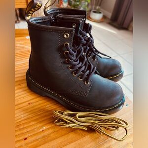 Dr. Martens. Dark brown. Comes with 2 lace options. Size 12c.
Great condition!